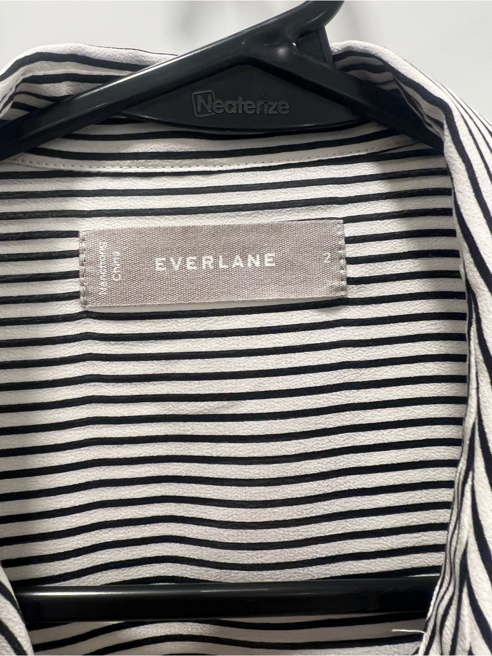 Everlane boxy shirt in washable silk - Picture 2 of 3
